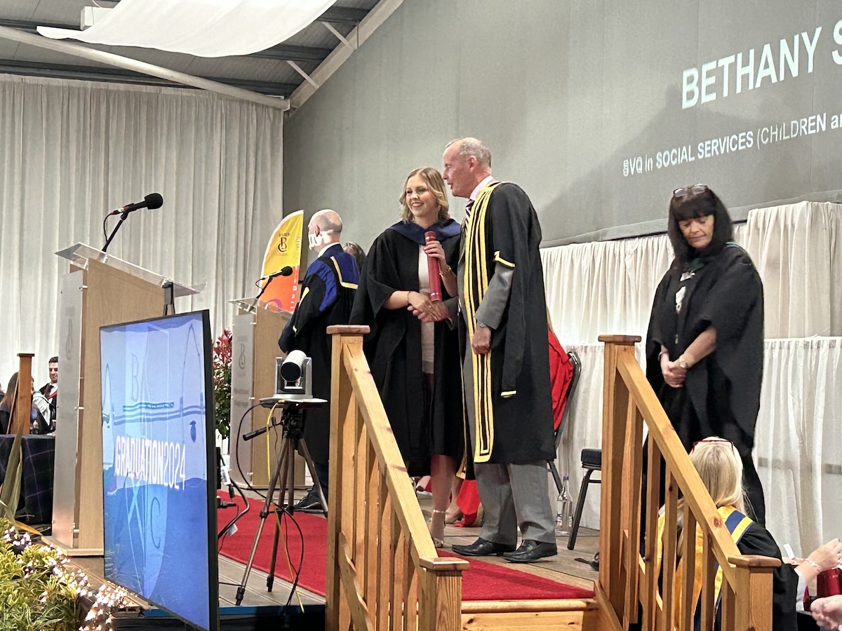 Photo a graduate receiving her award on stage